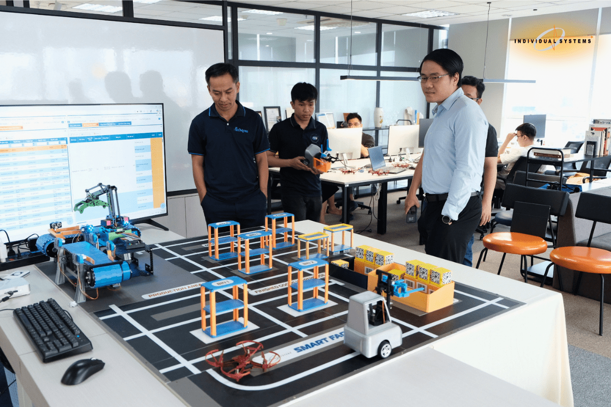 Ông Nguyễn Lê Quang giới thiệu về sa bàn Smart Factory tích hợp AI do IVS phát triển