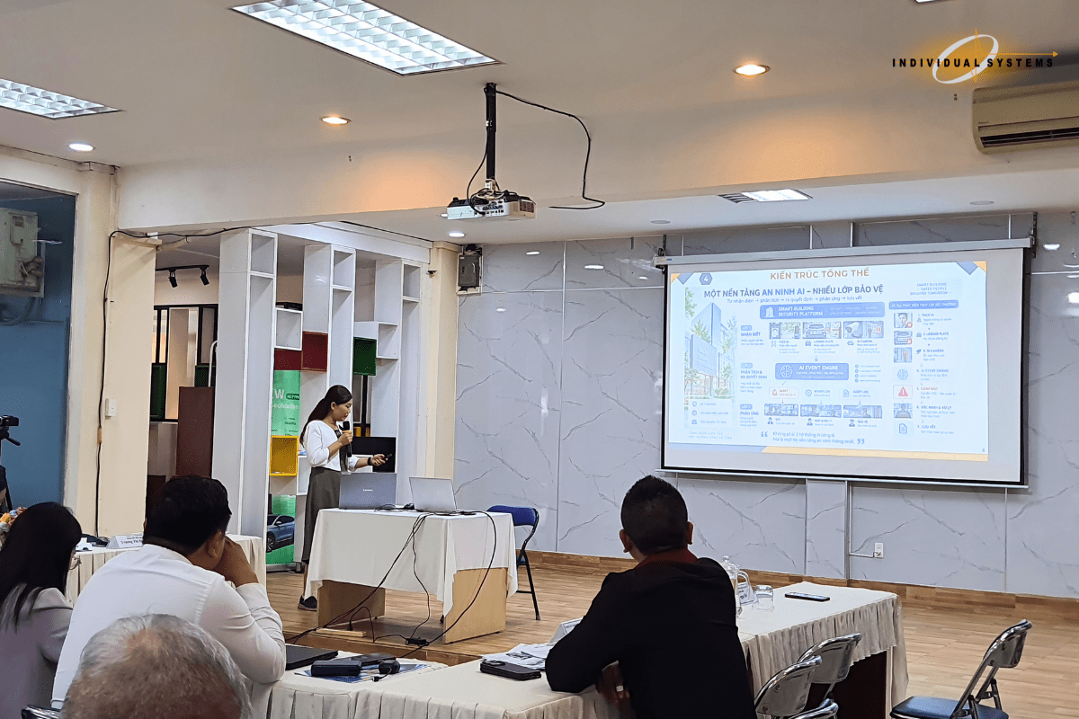 Đại diện Công ty Cổ phần IVS – bà Trương Thị Bé Hạnh đã đem đến bài tham luận chuyên sâu với chủ đề: “Ứng dụng giải pháp AI trong giám sát an ninh và kiểm soát ra vào toàn diện”.
